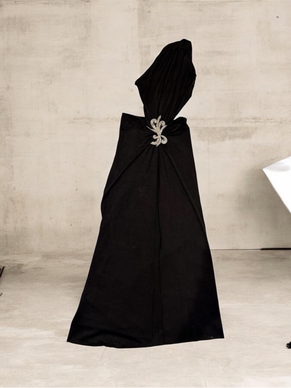 💕 Ema Savahl - One-Shoulder Black Evening Gown with Embellished Waist - Picture 3 of 9